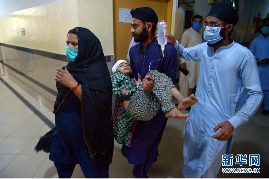 （國(guó)際）（5）巴基斯坦客運(yùn)列車(chē)和巴士相撞事故致19人死亡