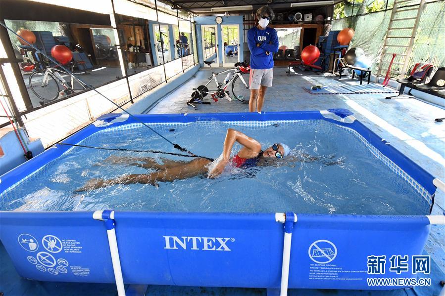 （全球抗疫進行時&middot;圖文互動）（4）屋頂上的訓練場&mdash;&mdash;古巴鐵人三項運動員疫情下居家訓練備戰奧運會