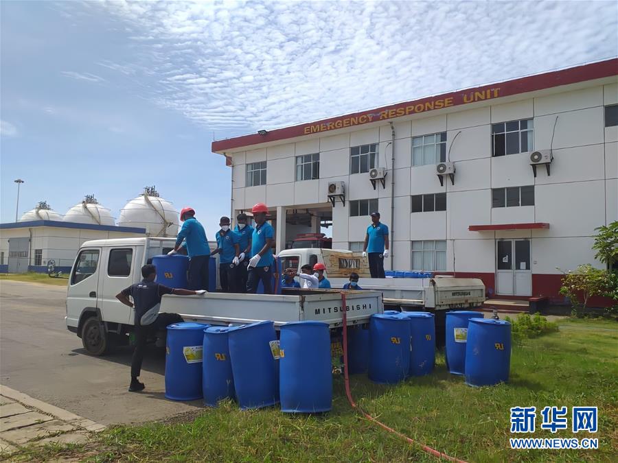 （國際&middot;圖文互動）（2）在斯里蘭卡中國專家和中資企業助力油輪滅火