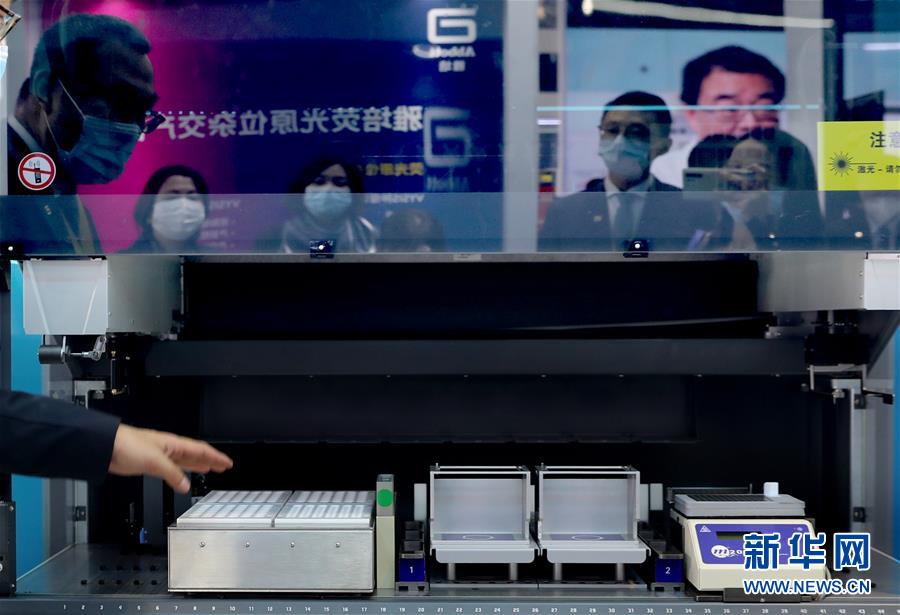 （第三屆進(jìn)博會&middot;圖文互動）（11）新疫苗、新療法，進(jìn)博會最&ldquo;火爆&rdquo;展區(qū)見聞