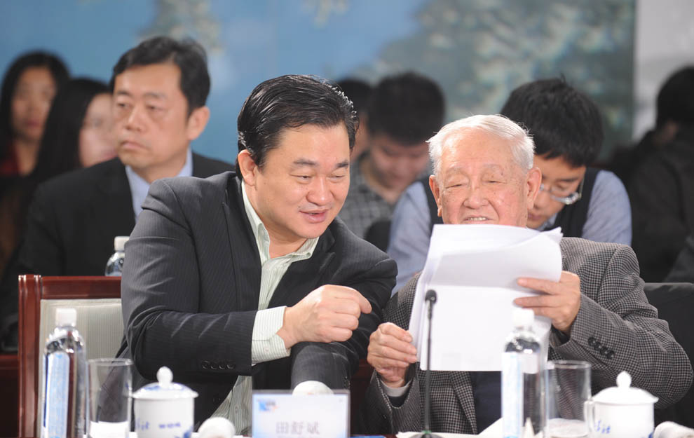 新華網董事長、總裁田舒斌與軍事科學院原副院長糜振玉在現場交流