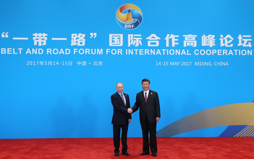 習近平迎接出席&ldquo;一帶一路&rdquo;國際合作高峰論壇圓桌峰會的領(lǐng)導人和國際組織負責人