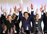 安倍晉三出席自民黨年會 再次為&ldquo;地價門&rdquo;鞠躬道歉