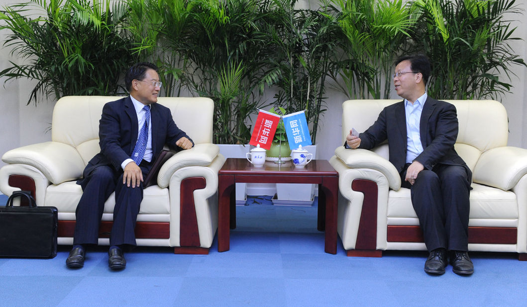 新華網黨委常委、副總編輯劉加文在訪談前會見李勇